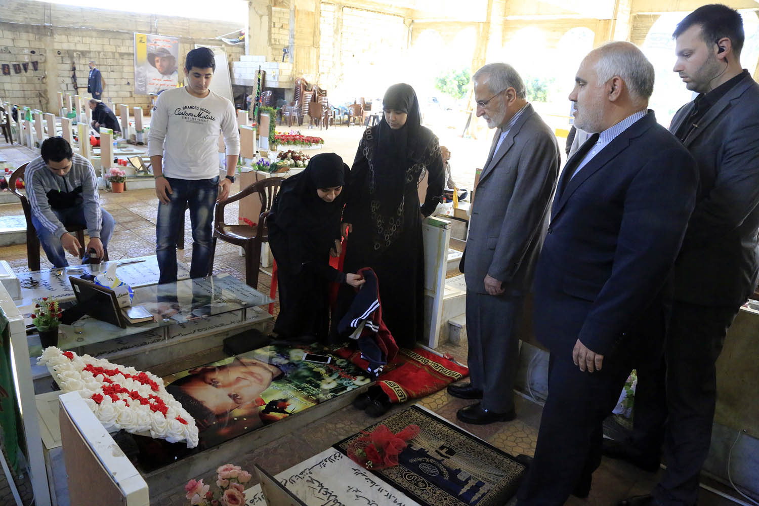 وفد من وزارة الخارجية الايرانية يزور ضريح الشهيد عماد مغنية